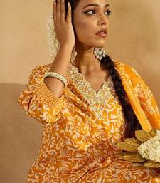 Floral Printed Thread Work Straight Kurta With Trousers & Dupatta