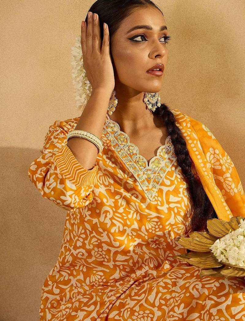 Floral Printed Thread Work Straight Kurta With Trousers & Dupatta