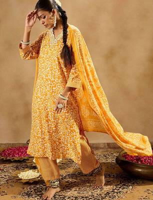 Floral Printed Thread Work Straight Kurta With Trousers & Dupatta 1