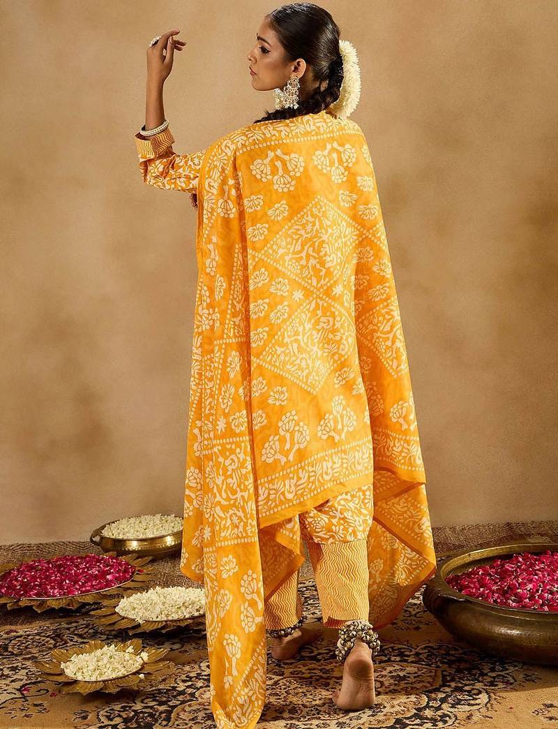 Floral Printed Thread Work Straight Kurta With Trousers & Dupatta
