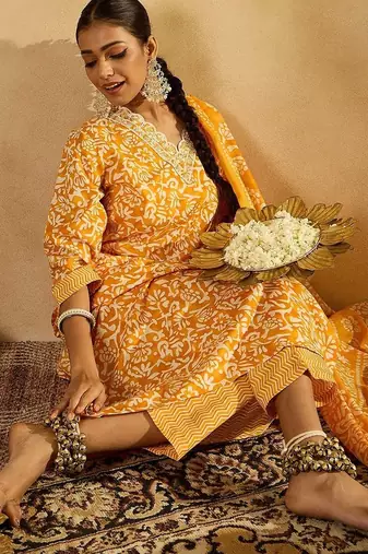 Floral Printed Thread Work Straight Kurta With Trousers & Dupatta