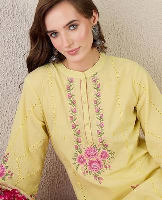 Women Floral Embroidered Cotton Kurta with Trousers 2
