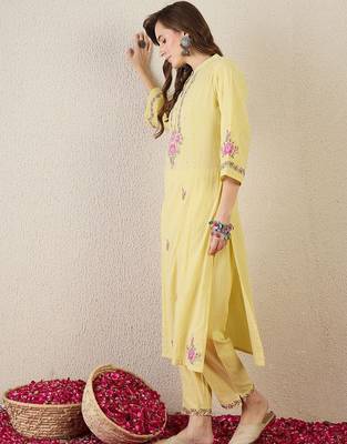 Women Floral Embroidered Cotton Kurta with Trousers 4
