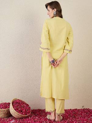 Women Floral Embroidered Cotton Kurta with Trousers 5