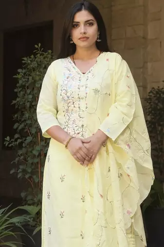 Women Floral Embroidered Thread Work Pure Cotton Kurta with Trousers & Dupatta