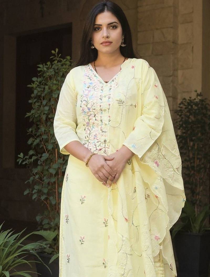 Women Floral Embroidered Thread Work Pure Cotton Kurta with Trousers & Dupatta
