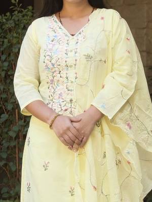 Women Floral Embroidered Thread Work Pure Cotton Kurta with Trousers & Dupatta 3