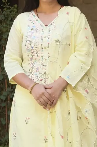 Women Floral Embroidered Thread Work Pure Cotton Kurta with Trousers & Dupatta