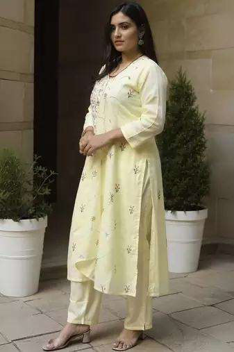 Women Floral Embroidered Thread Work Pure Cotton Kurta with Trousers & Dupatta
