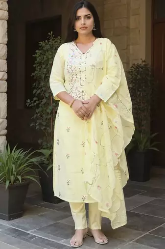 Women Floral Embroidered Thread Work Pure Cotton Kurta with Trousers & Dupatta