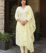 Women Floral Embroidered Thread Work Pure Cotton Kurta with Trousers & Dupatta