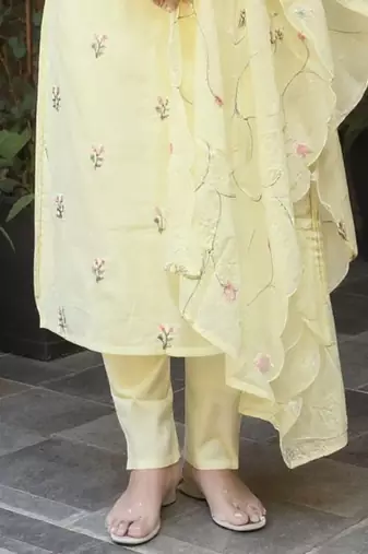 Women Floral Embroidered Thread Work Pure Cotton Kurta with Trousers & Dupatta
