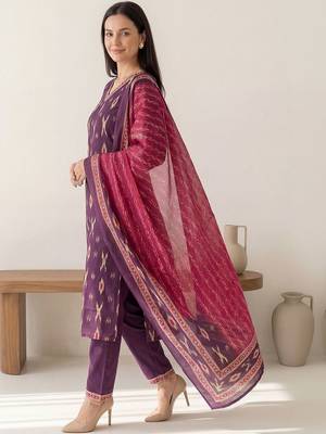 women printed regular  cotton kurta with trousers & with dupatta 3