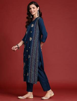 Floral Embroidered Panelled Thread Work Kurta with Trousers 5
