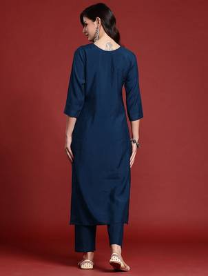 Floral Embroidered Panelled Thread Work Kurta with Trousers 6