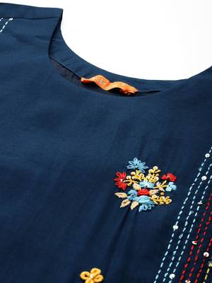Floral Embroidered Panelled Thread Work Kurta with Trousers 7