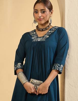 Women Ethnic Motifs Embroidered Pure Cotton Kurta with Trousers 3