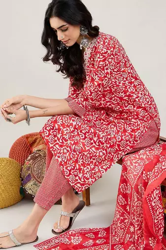 Floral Printed Straight Kurta With Trousers & Dupatta