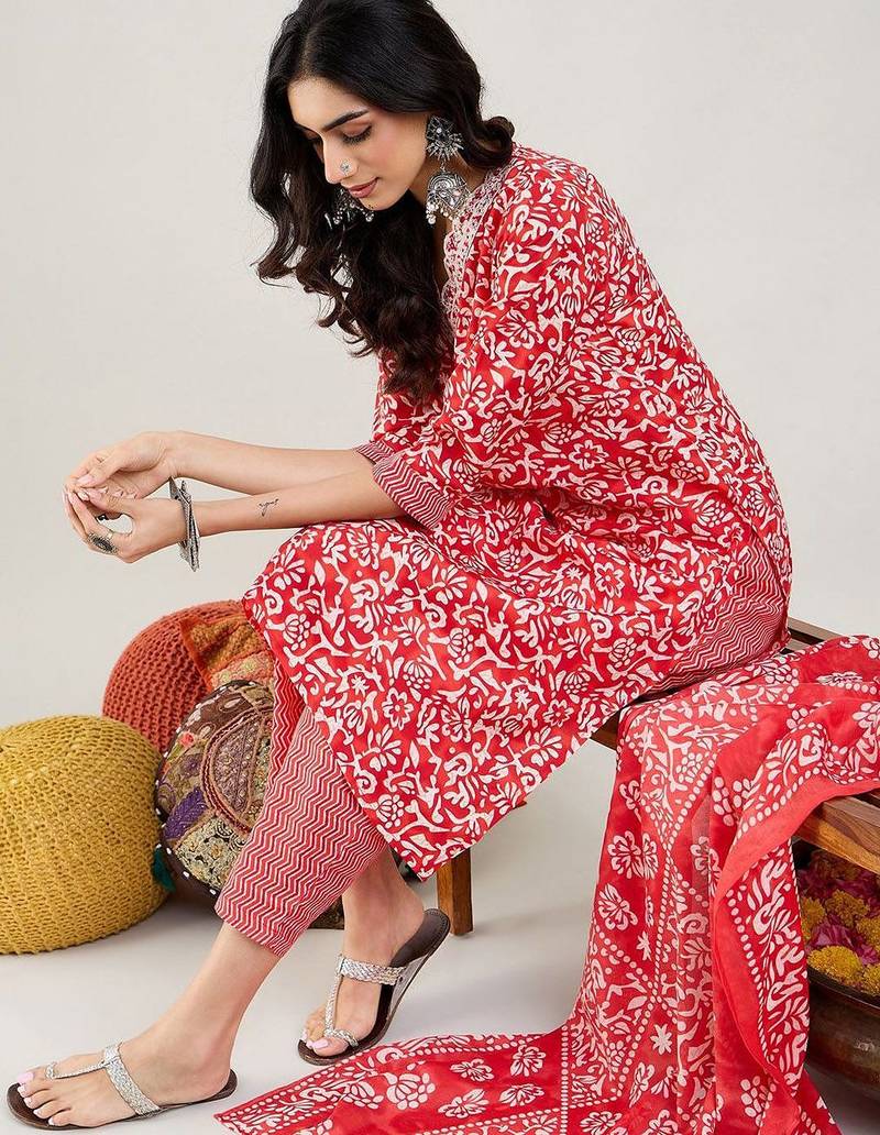 Floral Printed Straight Kurta With Trousers & Dupatta