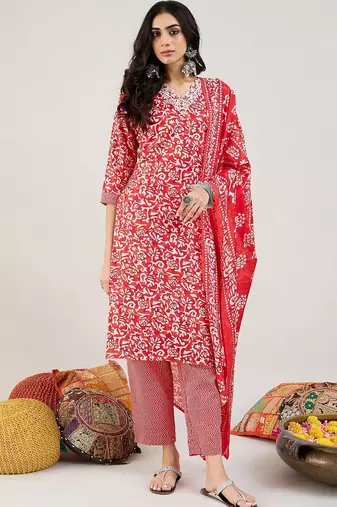 Floral Printed Straight Kurta With Trousers & Dupatta