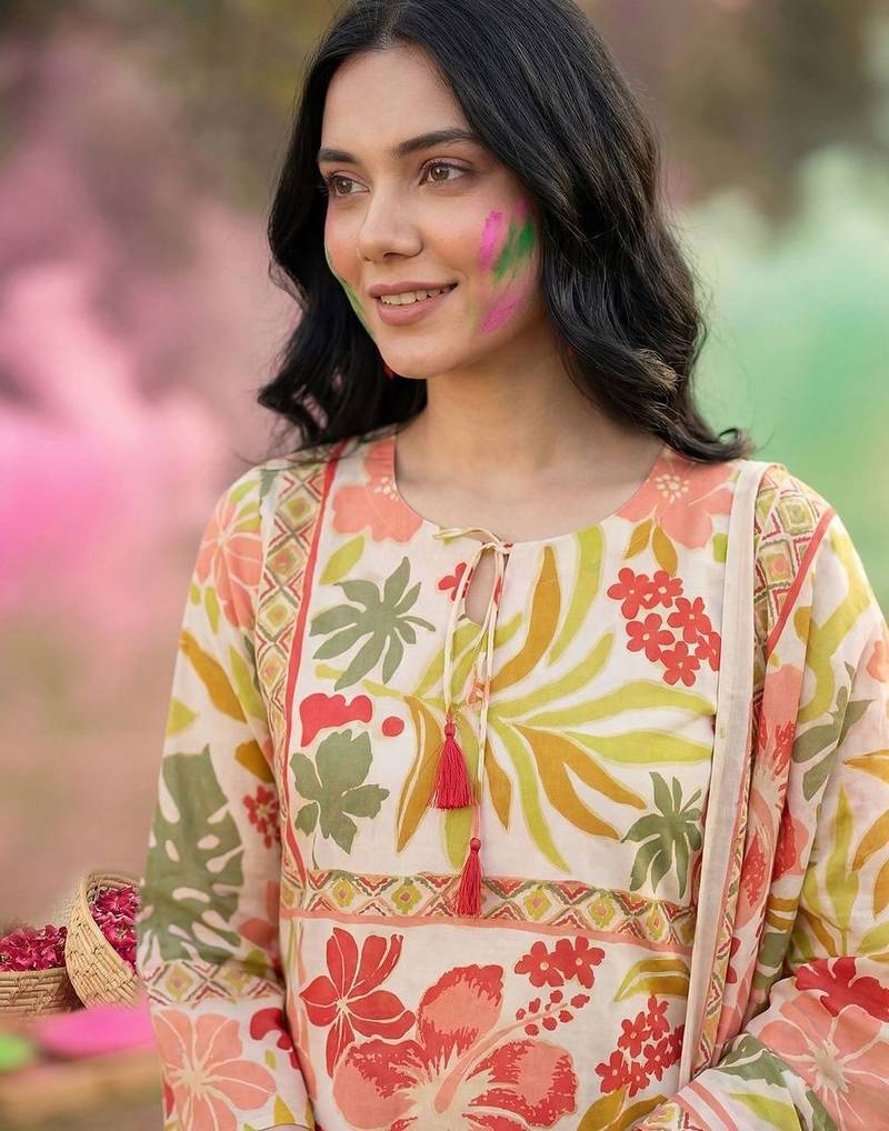 Women Floral Printed Regular Kurta with Trousers & With Dupatta