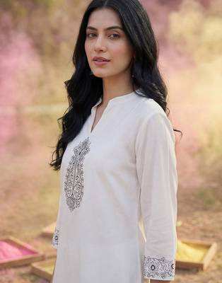 women paisley embroidered regular thread work  cotton kurta with trousers 1