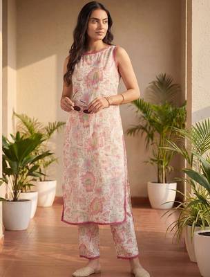 women floral printed regular  cotton kurta with trousers 3