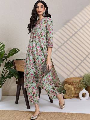women floral printed regular  cotton kurta with pyjamas 1