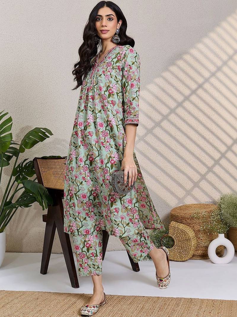women floral printed regular  cotton kurta with pyjamas