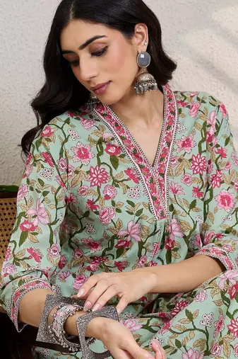 women floral printed regular  cotton kurta with pyjamas