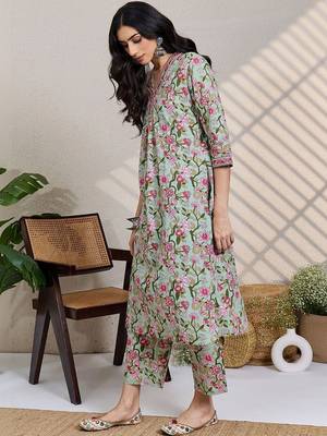 women floral printed regular  cotton kurta with pyjamas 3
