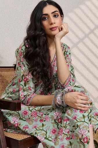 women floral printed regular  cotton kurta with pyjamas