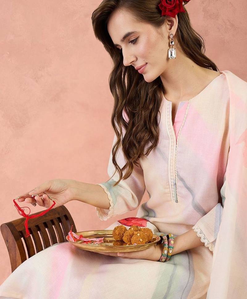 Women Floral Printed Regular Linen Kurta with Trousers & With Dupatta