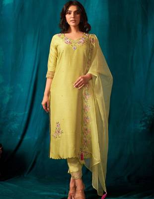 Women Floral Embroidered Kurta With Trousers & Dupatta Kurta Sets 1