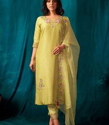 Women Floral Embroidered Kurta With Trousers & Dupatta Kurta Sets