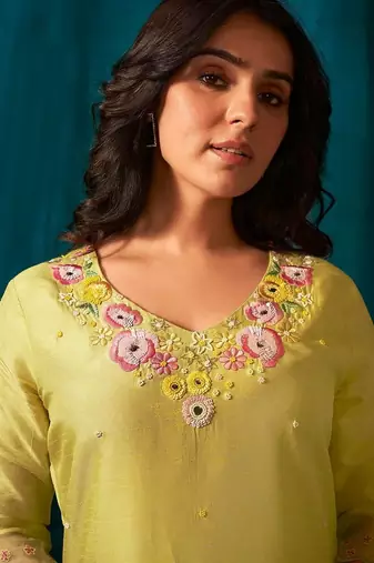 Women Floral Embroidered Kurta With Trousers & Dupatta Kurta Sets