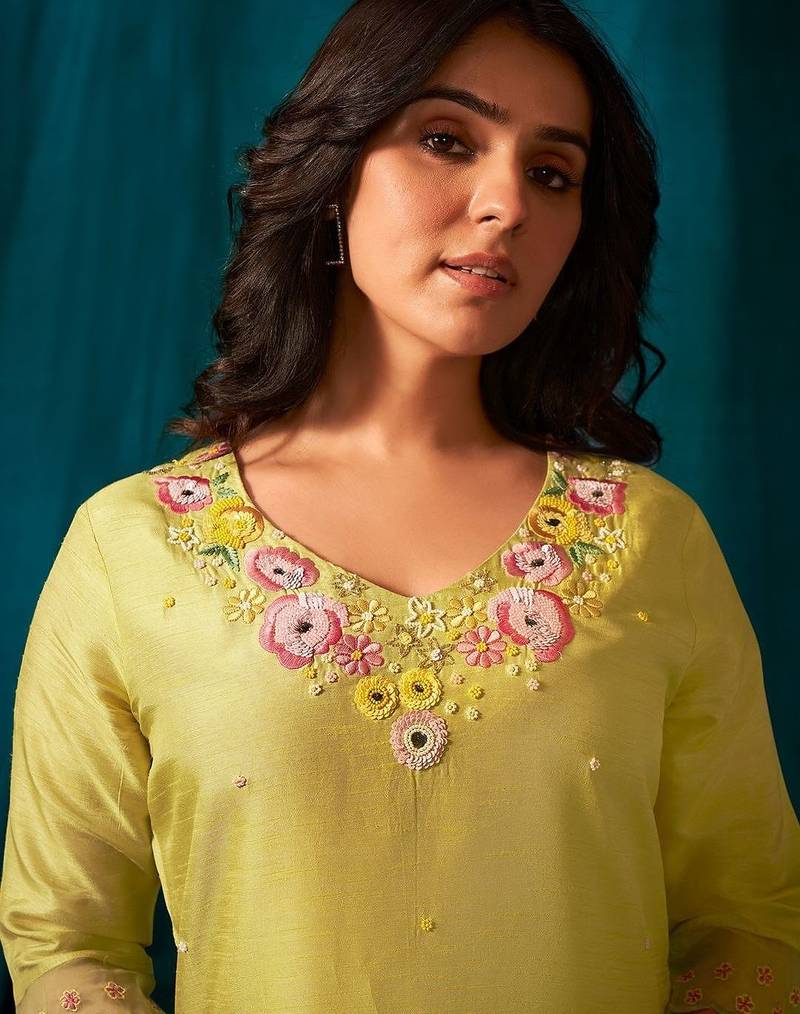 Women Floral Embroidered Kurta With Trousers & Dupatta Kurta Sets
