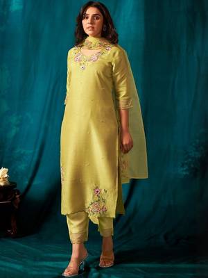 Women Floral Embroidered Kurta With Trousers & Dupatta Kurta Sets 3
