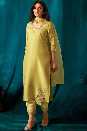 Women Floral Embroidered Kurta With Trousers & Dupatta Kurta Sets