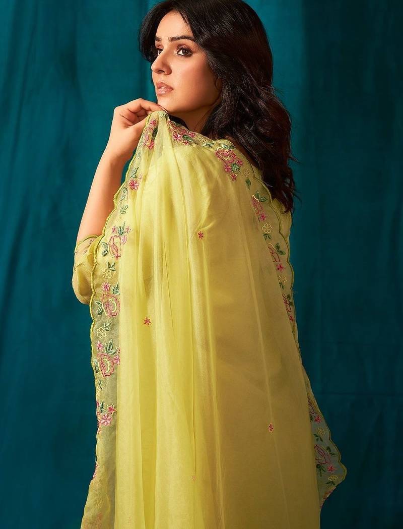 Women Floral Embroidered Kurta With Trousers & Dupatta Kurta Sets