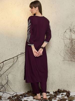 Women Floral Printed Kurta with Trousers 4