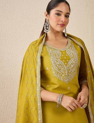 Women Ethnic Motifs Printed Kurta with Trousers & Dupatta 1