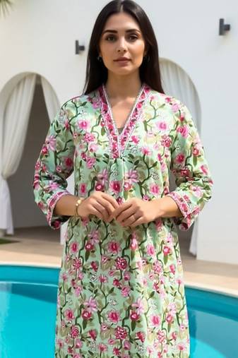 Women Floral Printed Cotton Kurta with Trousers