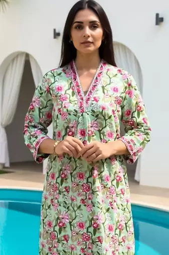Women Floral Printed Cotton Kurta with Trousers