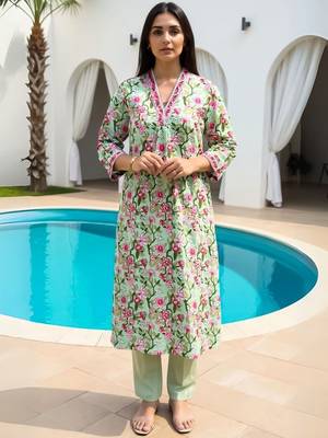 Women Floral Printed Cotton Kurta with Trousers 2