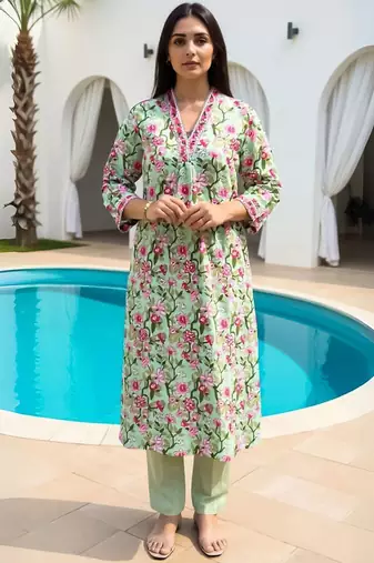 Women Floral Printed Cotton Kurta with Trousers
