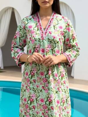 Women Floral Printed Cotton Kurta with Trousers 3