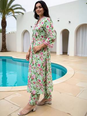 Women Floral Printed Cotton Kurta with Trousers 4
