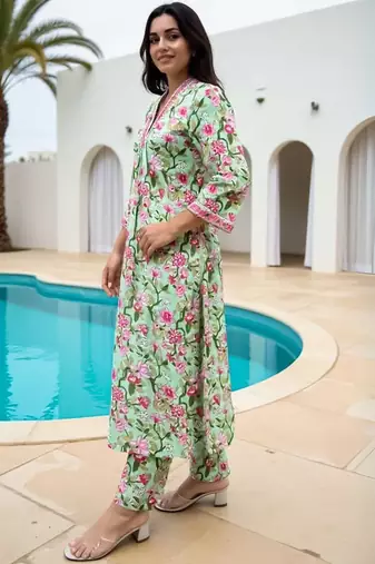 Women Floral Printed Cotton Kurta with Trousers
