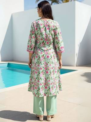 Women Floral Printed Cotton Kurta with Trousers 5